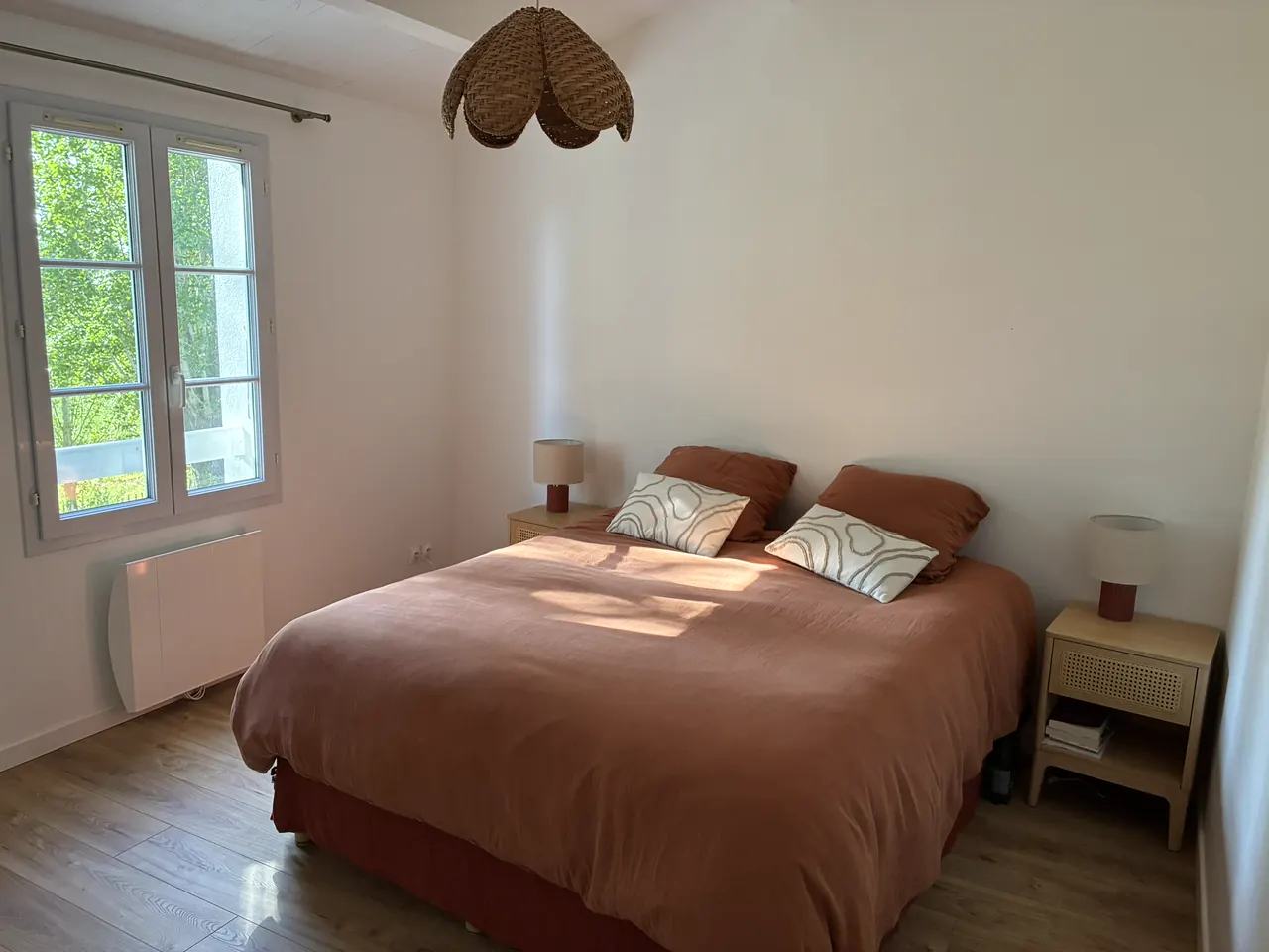 La chambre du haut, lit double, linge rose, lumière du matin