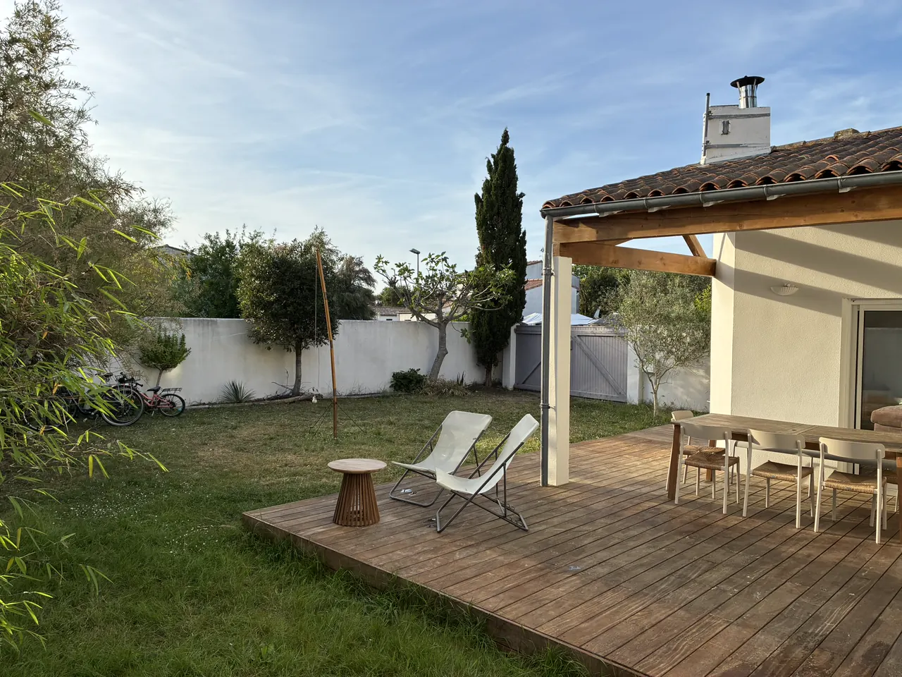 La pelouse, la terrasse et la maison