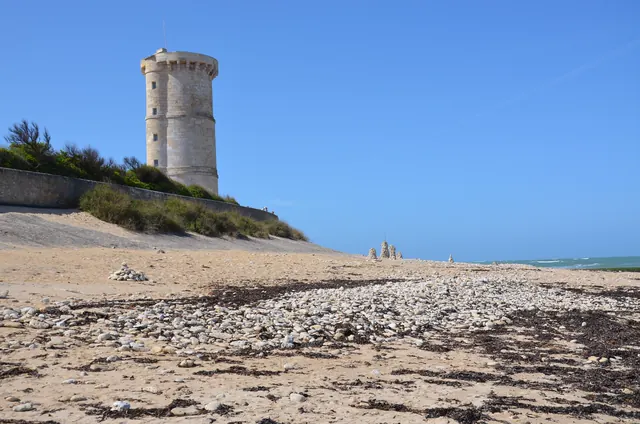 La vieille tour des Baleines, vue depuis la plage